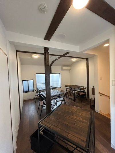 2人掛けのテーブル４つと椅子 - 琉々_京都貸しギャラリー レンタルギャラリー琉々の室内の写真