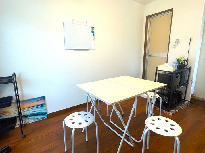 レンタルサロンLiLi 藤沢朝日町 藤沢駅10分　会議室　1時間1400円の室内の写真