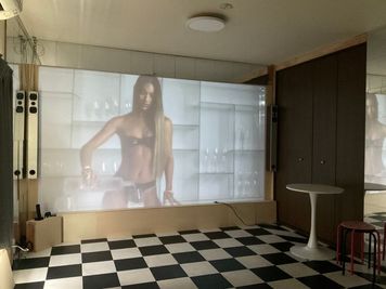 140インチスクリーン設置 - URBAN PORT SQUARE “NEW OPEN” 🎬シアター・ルーム ⛵️の室内の写真