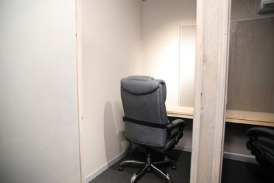 【熊谷|完全個室】web会議やオンライン面接に最適な1人個室席 - しろくまビルヂング