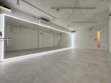 【吉祥寺401st】白×グレーのシンプル空間！使いやすさ重視の万能スタジオ - BUZZ吉祥寺レンタルスタジオ 