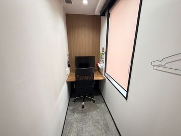 【西船橋駅から徒歩1分】モニター・フリードリンク付き1名個室（ブース1） - いいオフィス西船橋