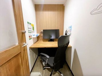 【西船橋駅から徒歩1分】モニター・フリードリンク付き1名個室（ブース8） - いいオフィス西船橋