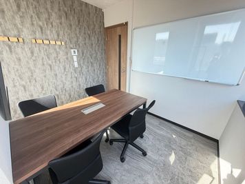 いいオフィス西船橋 4名会議室（Room A）の室内の写真