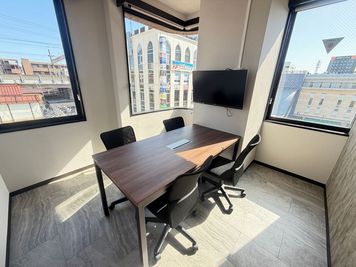 【西船橋駅から徒歩1分】モニター・フリードリンク付き4名会議室（Room A） - いいオフィス西船橋