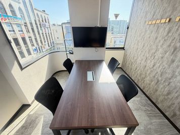 いいオフィス西船橋 4名会議室（Room A）の室内の写真