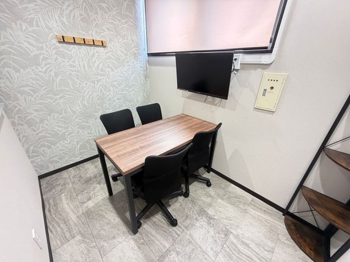 いいオフィス西船橋 4名会議室（Room D）の室内の写真