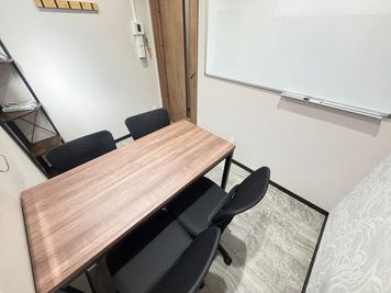 いいオフィス西船橋 4名会議室（Room D）の室内の写真