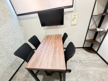 いいオフィス西船橋 4名会議室（Room D）の室内の写真