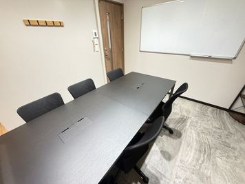 いいオフィス西船橋 6名会議室（Room C）の室内の写真