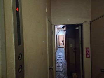 トイレ①
4Fエレベーター出て左5メートル右手です。 - ニューリド302 ニューリド南浦和302　貸し会議室の設備の写真