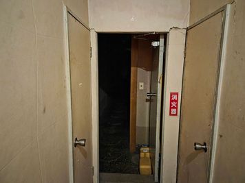 4Fフロアは人がいないと真っ暗なので右手電気スイッチで点灯・消灯お願いします。 - ニューリド302 ニューリド南浦和302　貸し会議室の設備の写真