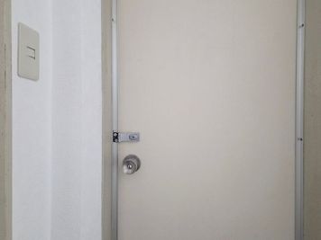 スペース内にあるトイレは使えないので鍵がかかっています。トイレは1つ上の4F共同スペースか、1Fエレベーター前のトイレをご利用下さい。 - ニューリド302 ニューリド南浦和302　貸し会議室のその他の写真