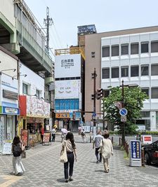 道順①
東口目の前、位置的には松屋さんの裏です。写真にも上の方にニューリドの看板が見えています。
左にある不二家さんを曲がって行きます。 - ニューリド302 ニューリド南浦和302　貸し会議室の外観の写真