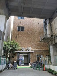 道順②
不二家さんの左側を線路沿いに30メートル進んで右手高架下です。
目の前の駐車場は入居者専用になります。駐車は目の前のコインパーキングをご利用下さい。 - ニューリド302 ニューリド南浦和302　貸し会議室の外観の写真