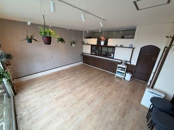 椅子はスタッキング可
テーブルは折りたたみ可能で、交通量多い路面店の為、マルシェなども可能です。 - with you ペット同伴可レンタルスペースの室内の写真