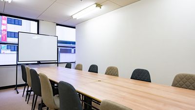 資料共有やプレゼンもしやすい会議向けレイアウトです。 - 三宮貸し会議室　  NMスペース JR三ノ宮駅から徒歩10秒｜貸し会議室 NMスペースの室内の写真