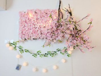 壁にも桜🌸装飾を飾りました。
夜はライトを点けてロマンチックに🌸 - ラ・フルエール心斎橋 キッチン付きパーティースペース、撮影スタジオの室内の写真