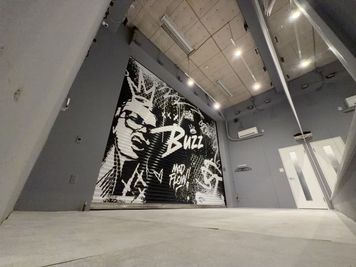 【横浜東口Bst】新テイスト✨映え!!天高6ｍのストリート風シャッターグラフィティスタジオ！ - BUZZ横浜東口レンタルスタジオ 