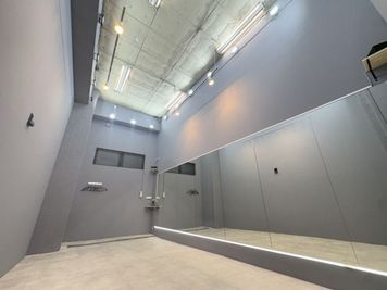 【横浜東口Cst】天高6m！天井LED✨解放感抜群の横長スタジオ - BUZZ横浜東口レンタルスタジオ 