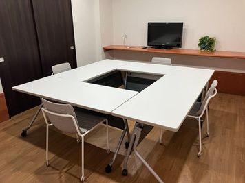 人数、用途に応じレイアウト変更OK - ビジネスクリエーターズ小田原 ミーティングルーム（会議室）の室内の写真