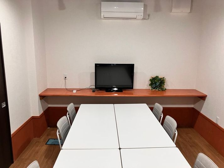 標準定員8名　(2名掛け机ｘ4、椅子ｘ8） - ビジネスクリエーターズ小田原 ミーティングルーム（会議室）の室内の写真