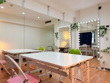 Ohana新大阪★女性セミナー向き★壁一面鏡＆撮影用照明あり MAHALO/全曜日同一料金の室内の写真