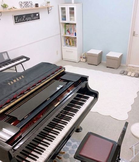 YAMAHAグランドピアノC1X完備
トイレ、洗面完備
キーボード、メトロノームあり。 - 安達ピアノ教室の室内の写真