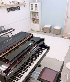 YAMAHAグランドピアノC１X完備。管楽器、弦楽器、声楽の合わせ練習などにもご利用下さい。9時から21時まで要相談。 - 安達ピアノ教室