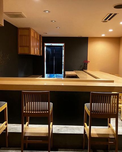 カウンター - 和洋折衷灯 貴重な鮨L字カウンターがメインのスペースです。の室内の写真