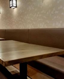 テーブル - 和洋折衷灯 貴重な鮨L字カウンターがメインのスペースです。の室内の写真