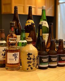 雰囲気 - 和洋折衷灯 貴重な鮨L字カウンターがメインのスペースです。の室内の写真