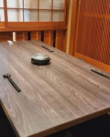 個室 - 和洋折衷灯 貴重な鮨L字カウンターがメインのスペースです。の室内の写真