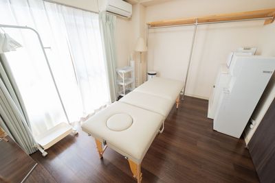 部屋全体_ルミナスペース浦安店　完全個室のプライベートサロンの室内写真 - レンタルサロンルミナスペース浦安店 完全個室プライベートサロンの室内の写真