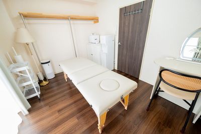 部屋全体_ルミナスペース浦安店　完全個室のプライベートサロンの室内写真 - レンタルサロンルミナスペース浦安店 完全個室プライベートサロンの室内の写真