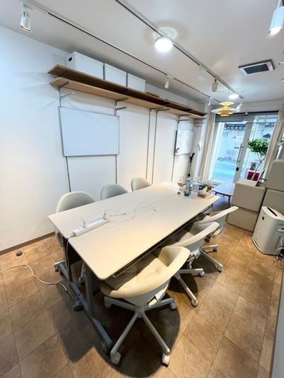 4人掛けのキャスター付きテーブル２台（180×45cm）は独立して移動可。レバーで簡単に折りたためます。 - スペースセサミ草加店　１階 スペースセサミ草加の室内の写真