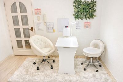 ネイル、カウンセリング、テレワーク、研修、打ち合わせにもご利用できます。 - レンタルサロンKomachi-A レンタルサロン Komachi-A　心斎橋の室内の写真