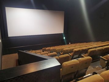 【シネプレックス幸手｜SC5｜157席】映画館が貸切できます！企業イベントから個人利用まで幅広く対応！ - シネプレックス幸手