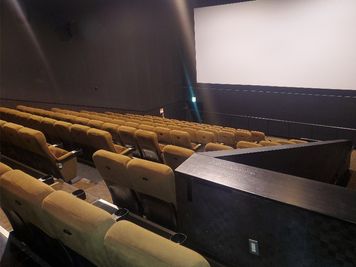 【シネプレックス幸手｜SC8｜137席】映画館が貸切できます！企業イベントから個人利用まで幅広く対応！ - シネプレックス幸手