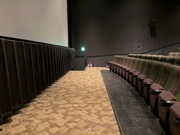 ローソン・ユナイテッドシネマ岡崎 スクリーン2の室内の写真