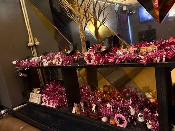 BAR ATHENA ※猫グッズも充実の室内の写真