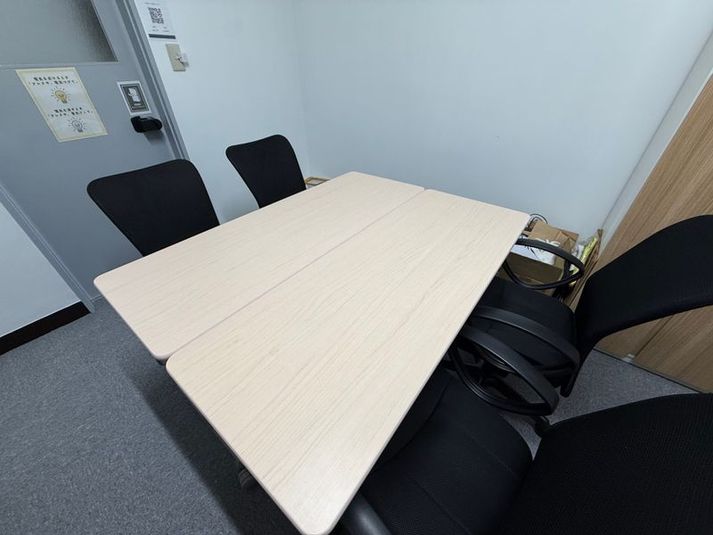 4人が座れる長机とオフィスチェア - 個室レンタルスペースFlex 神田 【地域最安値】個室レンタルスペースFlex 神田の室内の写真