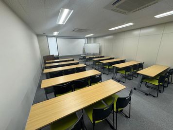 駅チカ！プロジェクター完備で会議等におすすめな中型会議室です。最大36名まで対応可能！ - 岡山駅前J-ROOM