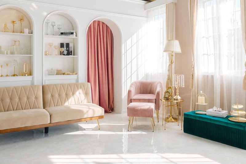 アパレル撮影やMV撮影に使えるソファやプロップ豊富なスタジオです - STUDIO　ROLANの室内の写真