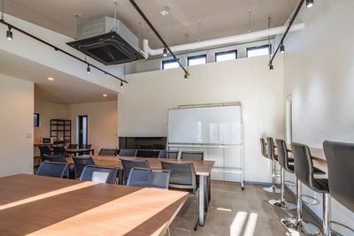 長机とカウンター席　合計25脚の椅子 - レンタルスペース　CONNECT　秦野 多目的用途に対応のレンタルスペースの室内の写真