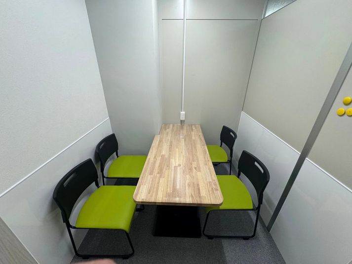 岡山駅前J-ROOM 4名様まで利用可能！面接やリモートにちょうどいい小型会議室ですの室内の写真