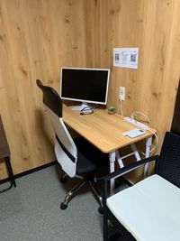 モニター、フリーWi-Fi完備。テレワークにどうぞ。 - トゥラノ◎24hゴルフ・卓球・ジム・レンタルルーム ◎レンタルルーム◎24h営業・無人◎澄川駅から徒歩30秒の室内の写真