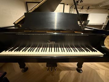 COMOL 千舟町 松山 グランドピアノ利用プラン（COMOL音楽サロン・着席最大30名）の室内の写真