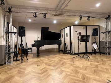 コンサートサイズのグランドピアノを備えたCOMOL音楽サロン。コンサートや発表会、リハーサルや練習に - COMOL 千舟町 松山