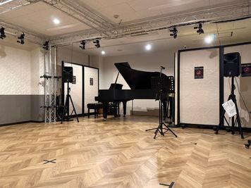 COMOL 千舟町 松山 グランドピアノ利用プラン（COMOL音楽サロン・着席最大30名）の室内の写真